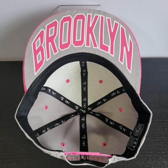 T&T BROOKLYN Snapback Baseball Cap in Gray and Pink - Picture 8 of 10